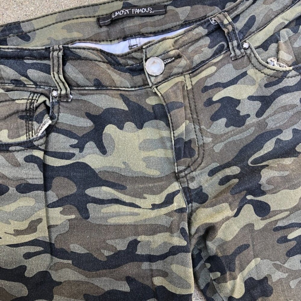 ALMOST FAMOUS Camo Straight Leg Pants Women's 9 Green Cotton Bottoms - Picture 5 of 6